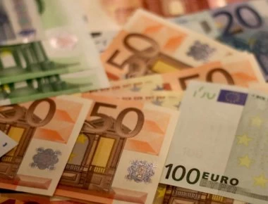 Βρήκε 95.000 ευρώ σε μεταχειρισμένη ντουλάπα που αγόρασε